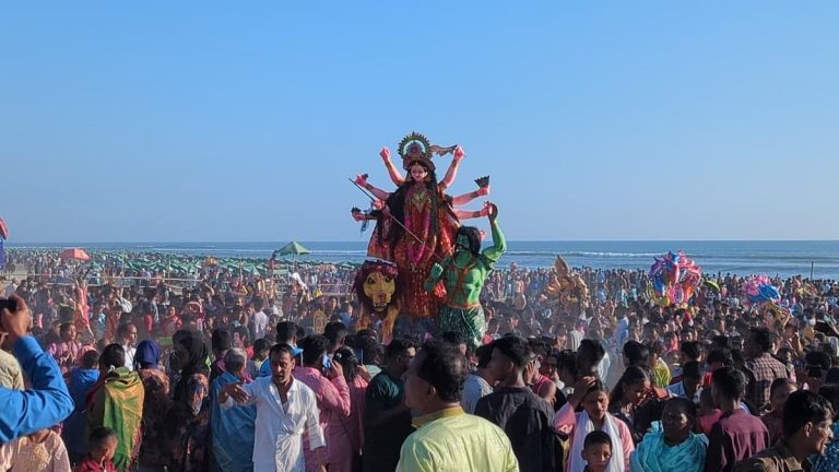 কক্সবাজার সৈকতে সম্প্রীতির মিলনমেলা, ৩৮০ প্রতিমা বিসর্জন