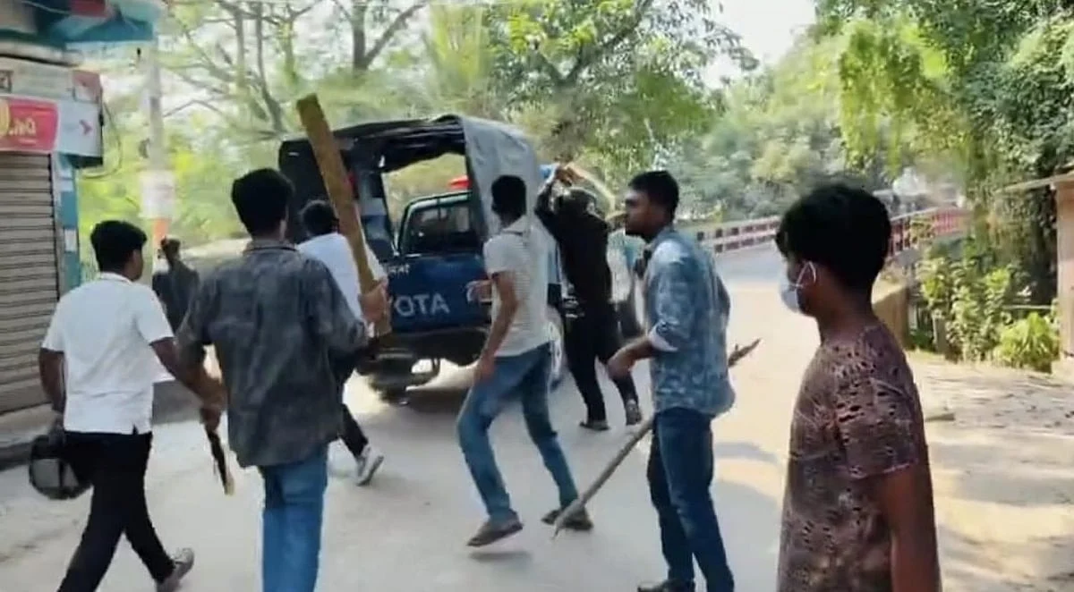 গোপালগঞ্জে পুলিশের গাড়িতে নিরাপত্তা ঘটনায় ও সদস্যদের নিরাপত্তা ঘটনায়