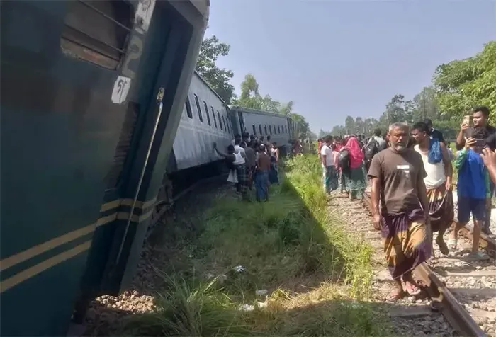 লাকসামে ট্রেন লাইনচ্যুত, বন্ধ ঢাকা-চট্টগ্রাম রেল যোগাযোগ