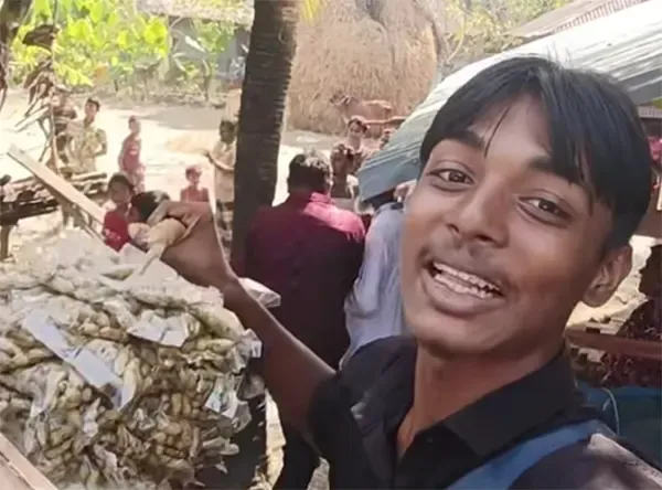 খুলনায় প্রধানমন্ত্রীর সঙ্গে করমর্দন করে বাদাম বিক্রেতার উছ্বাস