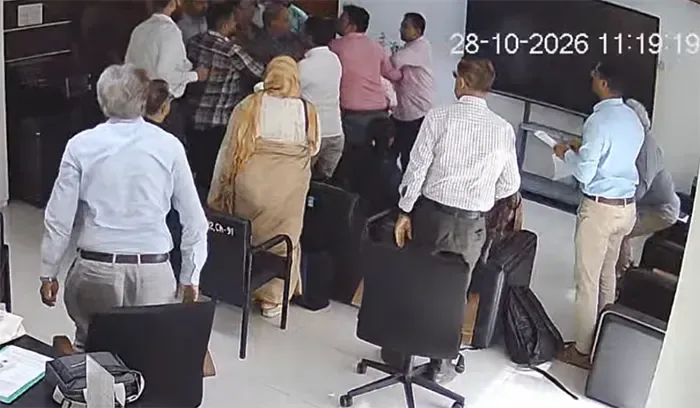 আইইডিসিআর কার্যালয়ে পরিচালককে লাঞ্ছিত করার অভিযোগ
