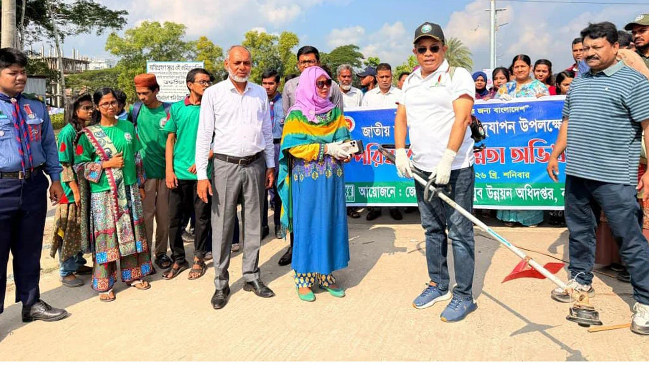বরিশালে পরিচ্ছন্নতা অভিযানে অংশ নিলেন বিভাগীয় কমিশনার ও জেলা প্রশাসক