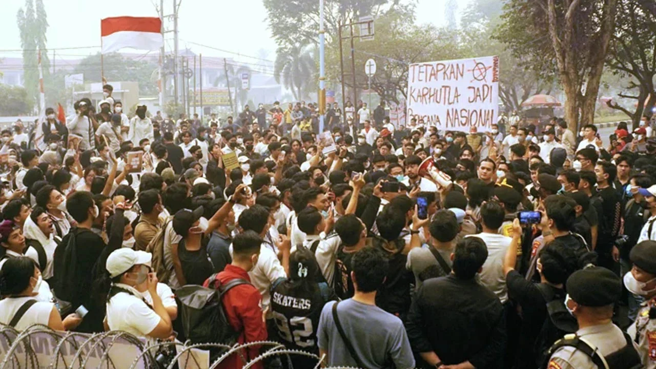 ইন্দোনেশিয়ায় বিষাক্ত ধোঁয়া নিয়ন্ত্রণে জাতীয় জরুরি অবস্থার দাবি