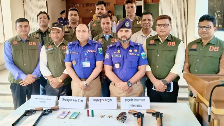 পাবনায় অস্ত্রসহ চারজন গ্রেপ্তার: ডিবি পুলিশের বড় অভিযান