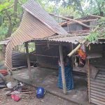 ঝড়ে ঘর হারিয়ে নিঃস্ব বিধবা হাজেরা, প্রশাসনের আশ্বাসের অপেক্ষায়