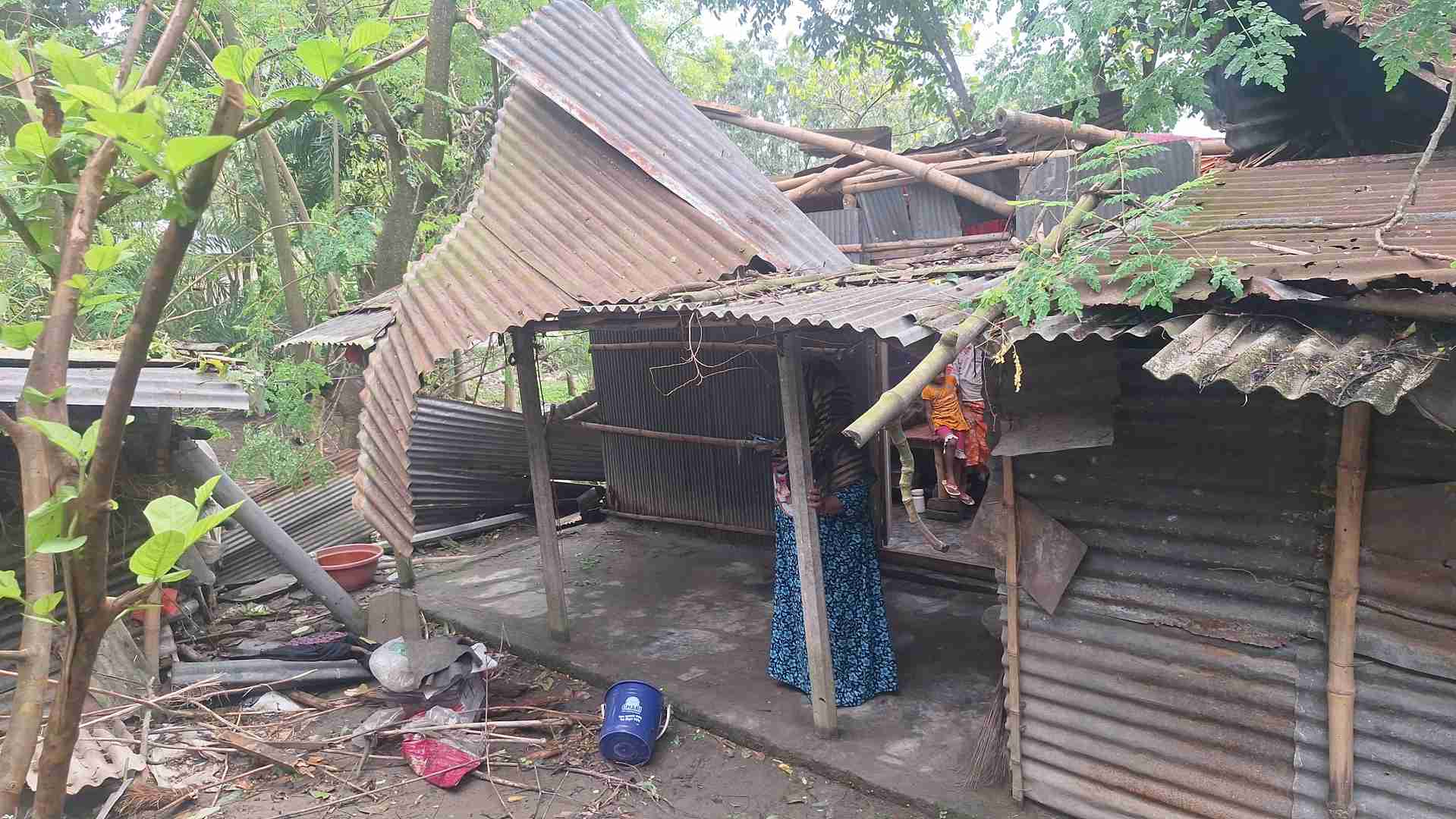 ঝড়ে ঘর হারিয়ে নিঃস্ব বিধবা হাজেরা, প্রশাসনের আশ্বাসের অপেক্ষায়