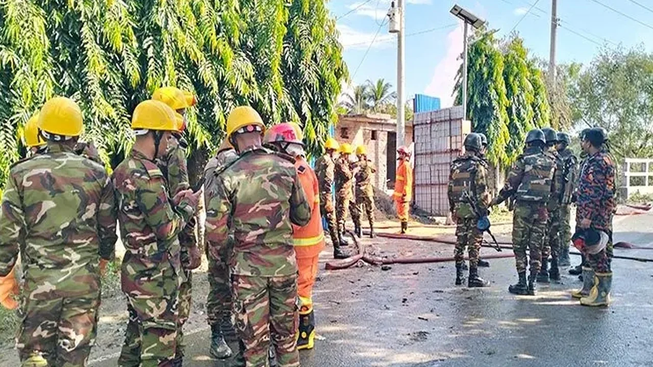 উখিয়ায় নলকূপের অগ্নিকাণ্ড: ১২ ঘণ্টায়ও নিয়ন্ত্রণে আসেনি পরিস্থিতি