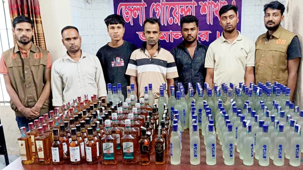 জামালপুরে ২১৭ বোতল মদসহ ছাত্রদল নেতাসহ ৫ জন আটক