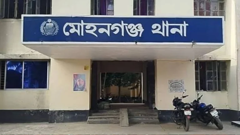 নেত্রকোনায় ৭২ বোতল ভারতীয় মদসহ অটোরিকশা আটক