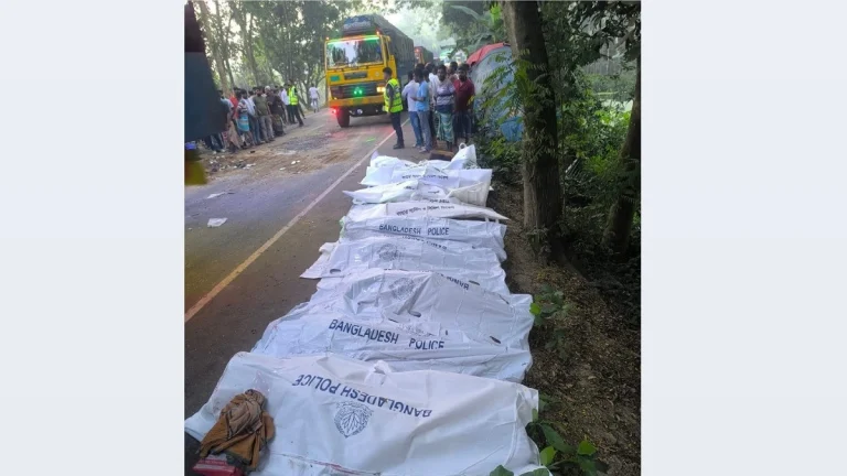 নাটোরে বাস ও ট্রাকের সংঘর্ষে নিহত বেড়ে ১৪